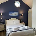 Sea Urchins, The Bay, 2 Bedrooms With Ensuites, Parking For 2 Cars, 2 Dogs Welcome Holiday home